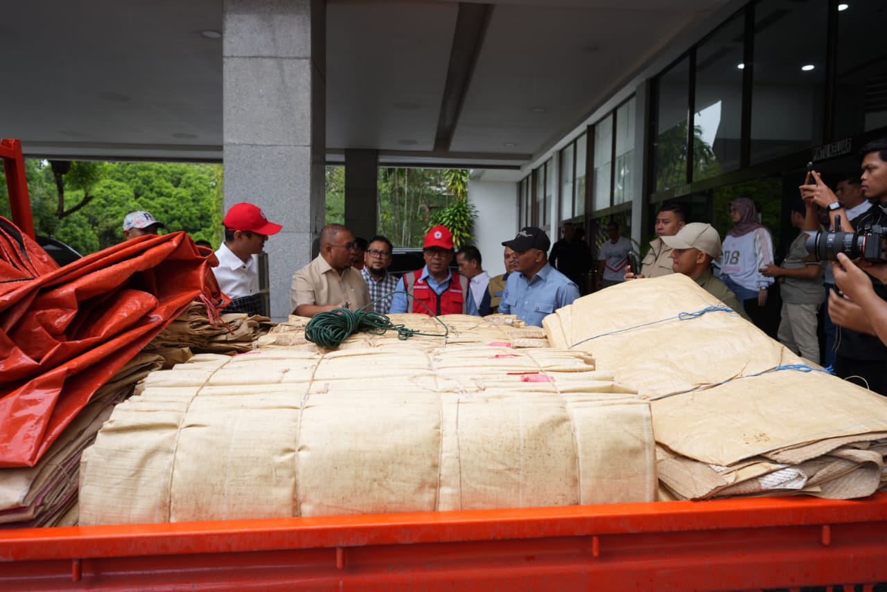 Bupati Solok Jon Firman Pandu menerima bantuan 1.000 dumbag dari PT Semen Padang untuk penanganan bencana, disaksikan Andre Rosiade.