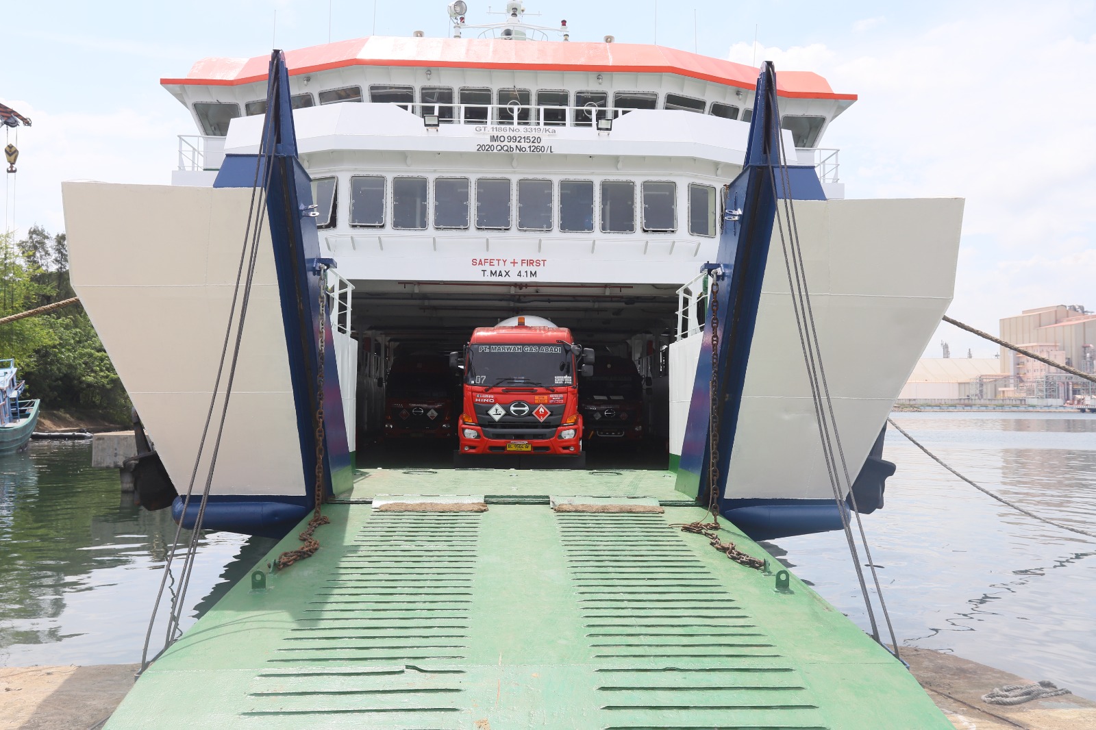 Pertamina menyalurkan LPG dengan mobil tangki pengangkut LPG melalui jalur laut menggunakan kapal Ro-Ro dari Lhokseumawe ke Banda Aceh.