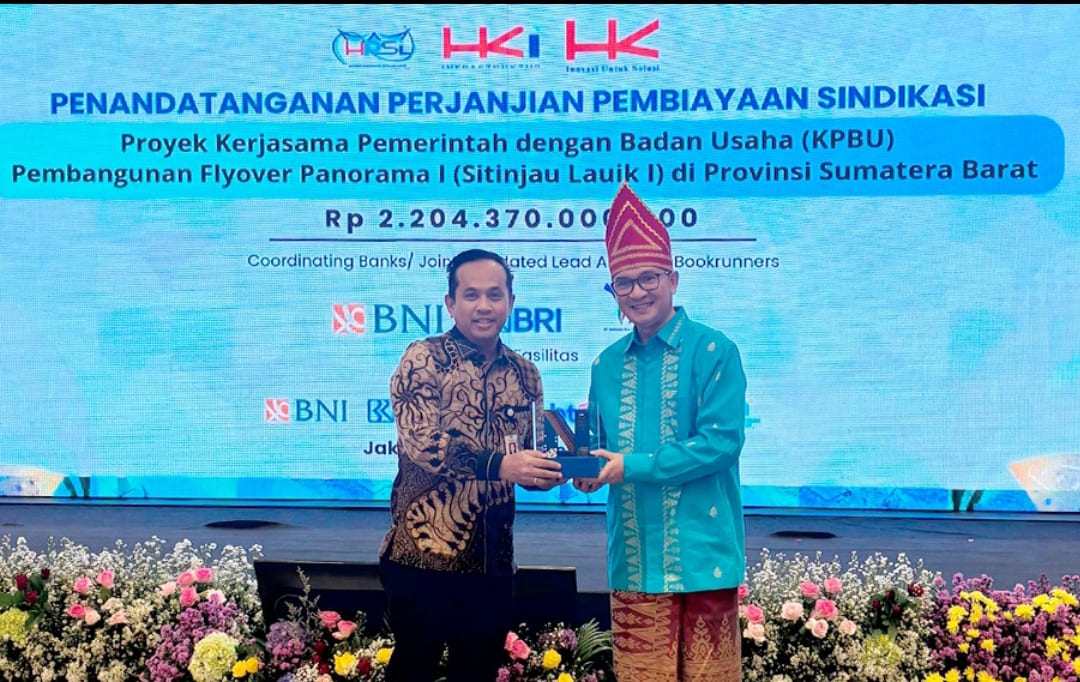 Direktur Utama Bank Nagari Gusti Candra pada penandatanganan Perjanjian Pembiayaan Kredit Sindikasi KPBU Flyover Panorama I (Sitinjau Lauik, 11 Desember 2025.(Foto: Humas)