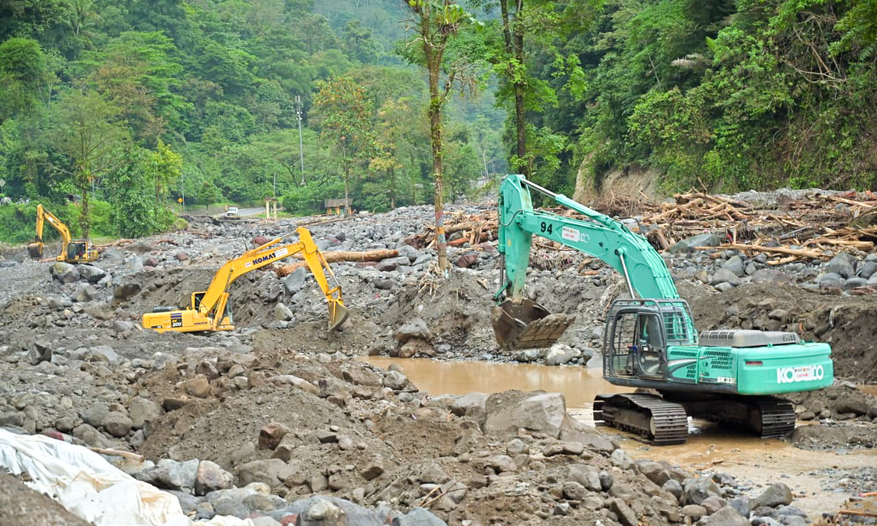 Tiga unit alat berat dikerahkan ke kawasan Batu Busuak, Kecamatan Pauh, Kota Padang. Alat tersebut digunakan untuk normalisasi aliran sungai dan penanganan dampak banjir bandang.