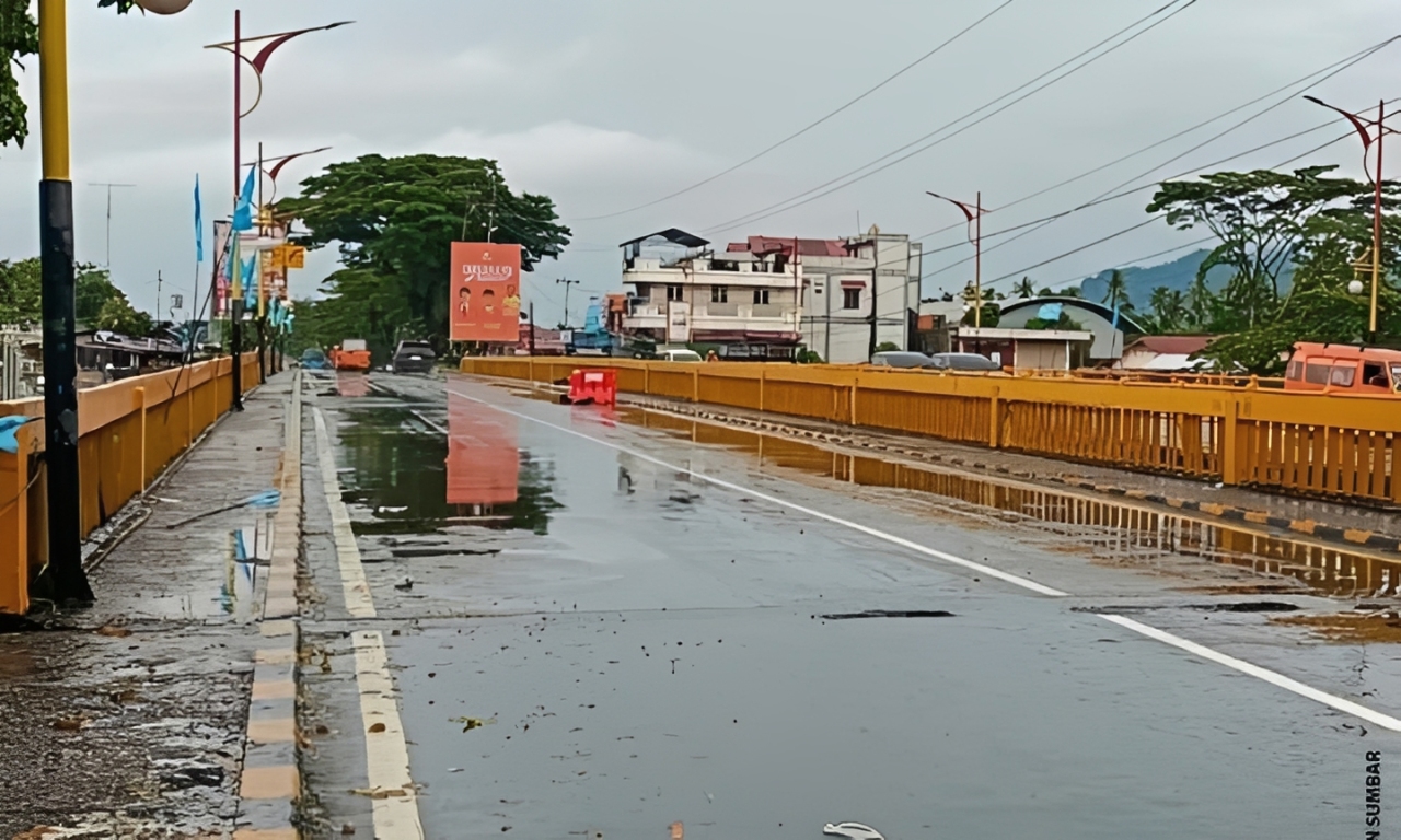DPUPR Padang menepis hoaks Jembatan Muaro Penjalinan retak usai banjir bandang, menegaskan jembatan aman dilalui setelah pengecekan lapangan bersama BPJN, Minggu (14/12/2025).