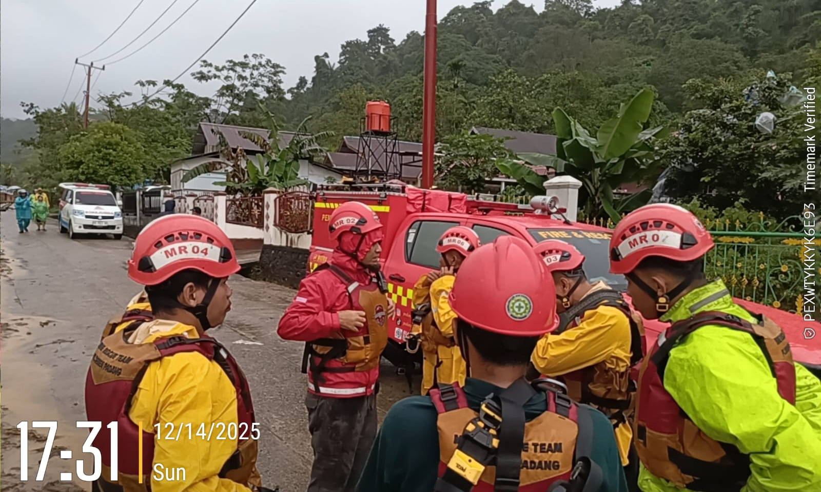 Relawan PT Semen Padang