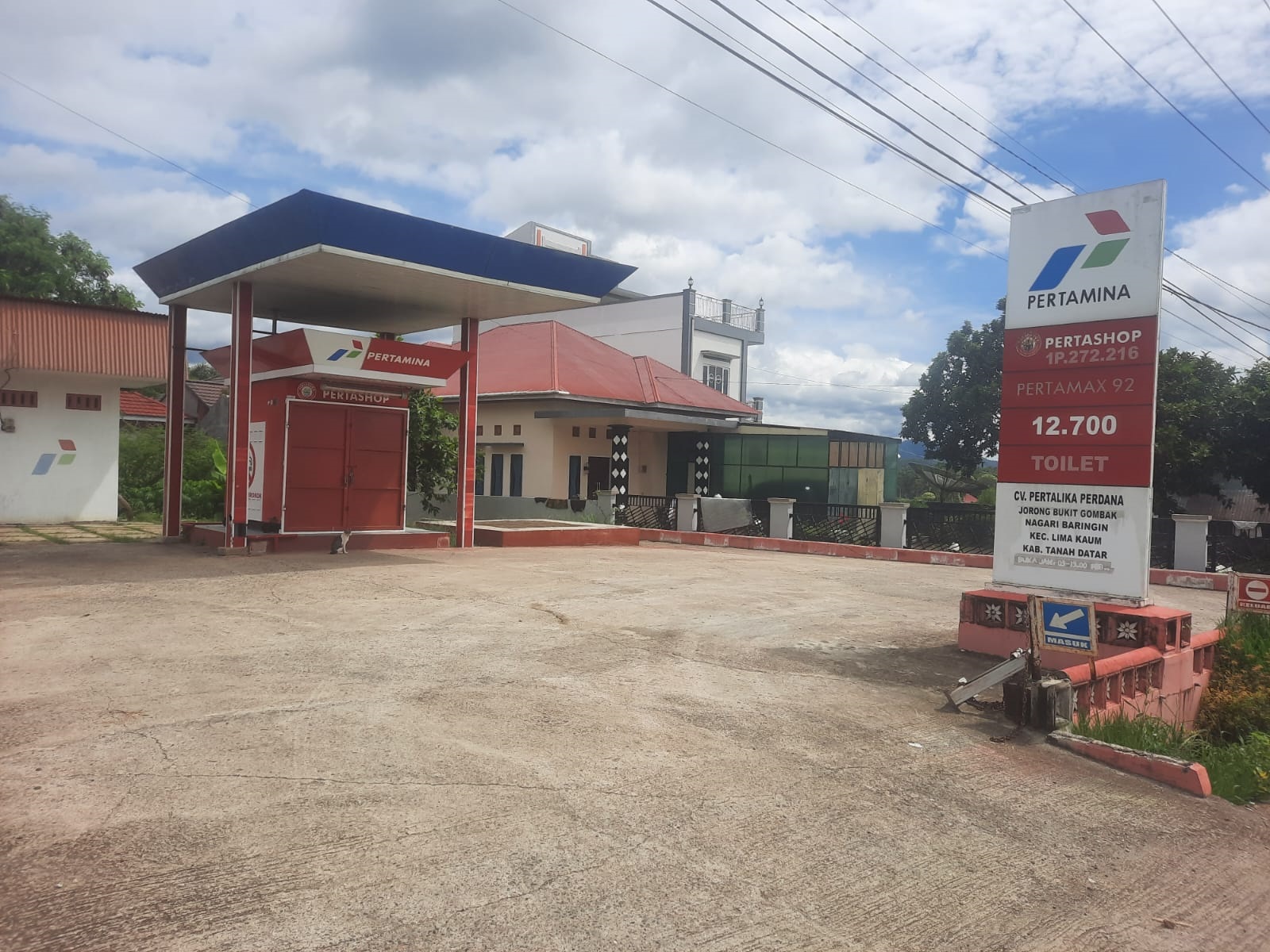 TAK BEROPERASI: Pertashop di Nagari Baringin, Kecamatan Limokaum, Kabupaten Tanahdatar, Jumat (12/12).