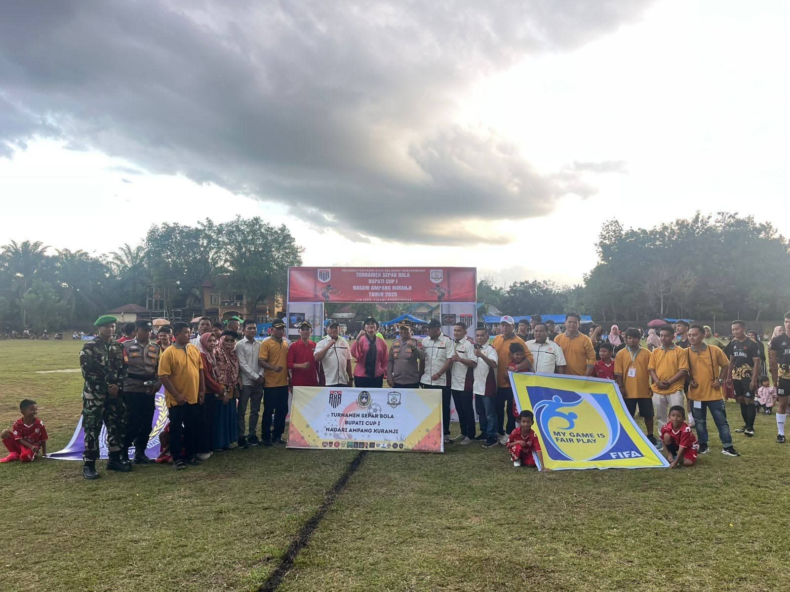 Bupati Dharmasraya, Annisa Suci Ramadhani, saat membuka Turnamen Sepakbola Bupati Cup I dalam rangka HUT ke-22 Kabupaten Dharmasraya, beberapa waktu lalu.