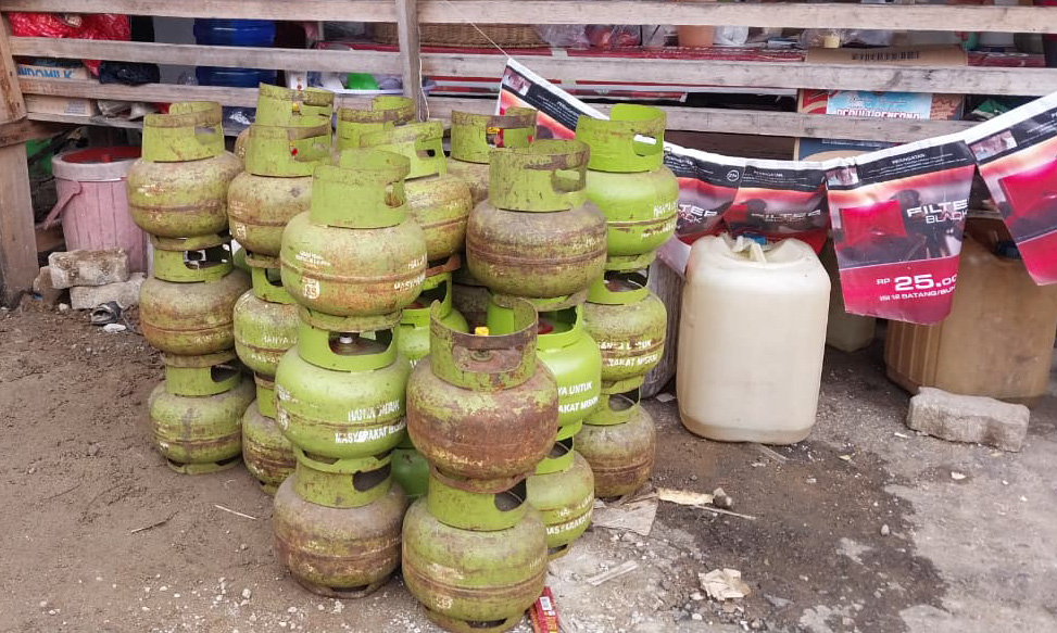 Stok LPG di salah satu kedai di Koto Tuo, Kecamatan Pauh, Senin (15/12/2025). (Foto: Mengki Kurniawan/Padeks)