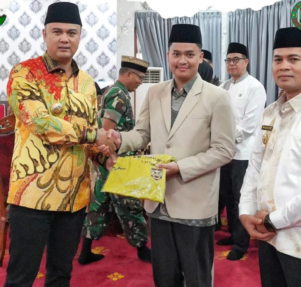 Bupati Sijunjung Benny Dwifa menyerahkan baju seragam kafilah MTQ sebelum diberangkatkan ke Kota Bukittinggi. (Anton)