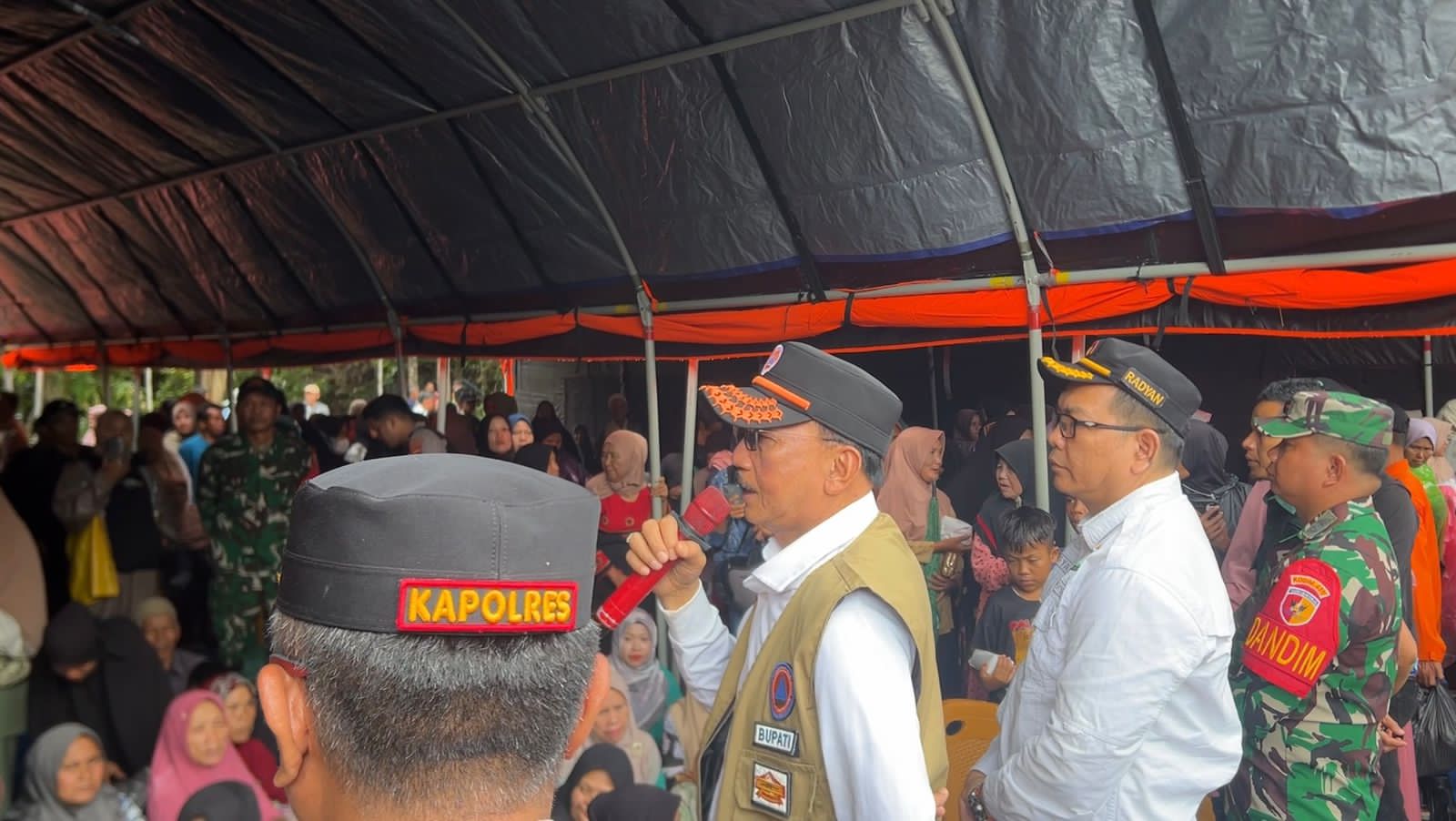 Bupati&nbsp;Pessel, Hendrajoni, saat berdialog dengan warga terdampak banjir di Nagari Puluik Puluik, Kecamatan Bayang Utara. (Dok Prokopim)&nbsp;
