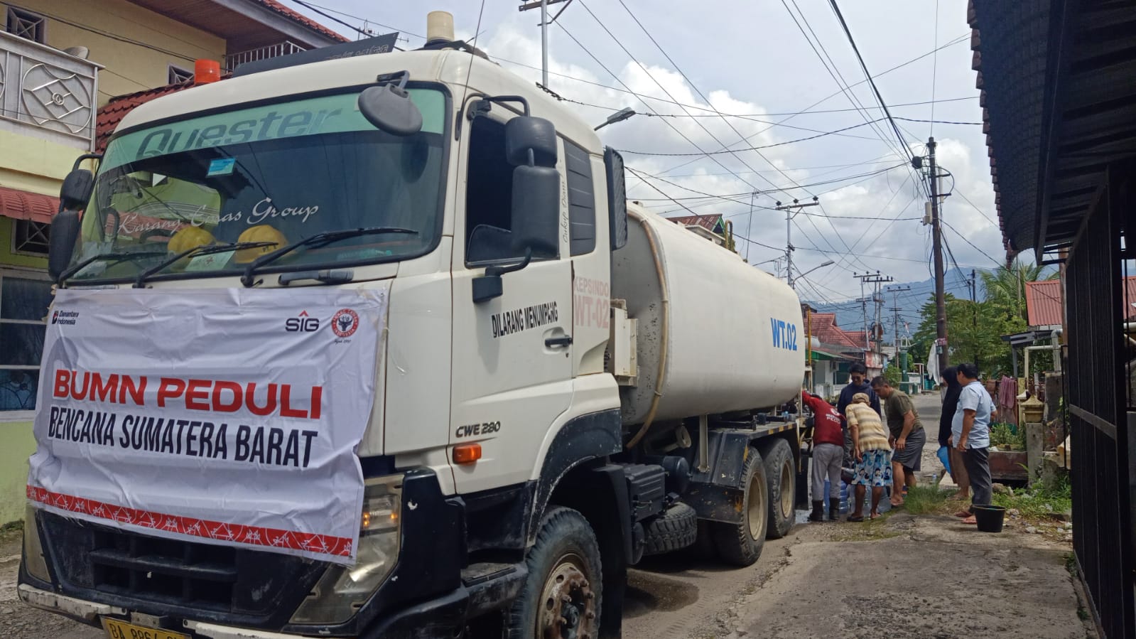 PT Semen Padang menyalurkan 232.000 liter air bersih ke 21 titik di Kota Padang untuk warga terdampak banjir bandang.