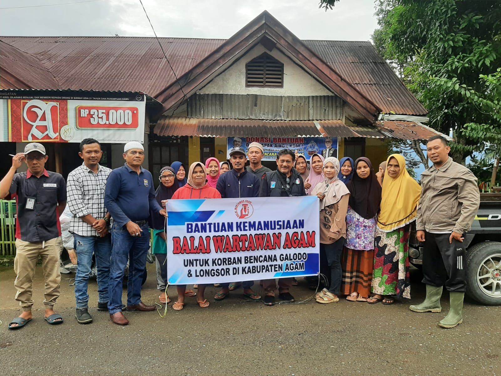 PEDULI BENCANA: Balai Wartawan Agam menyalurkan bantuan logistik bagi korban terdampak bencana di Jorong Batuang Panjang, Nagari Sungai Batang, Kecamatan Tanjung Raya, Senin (15/12).