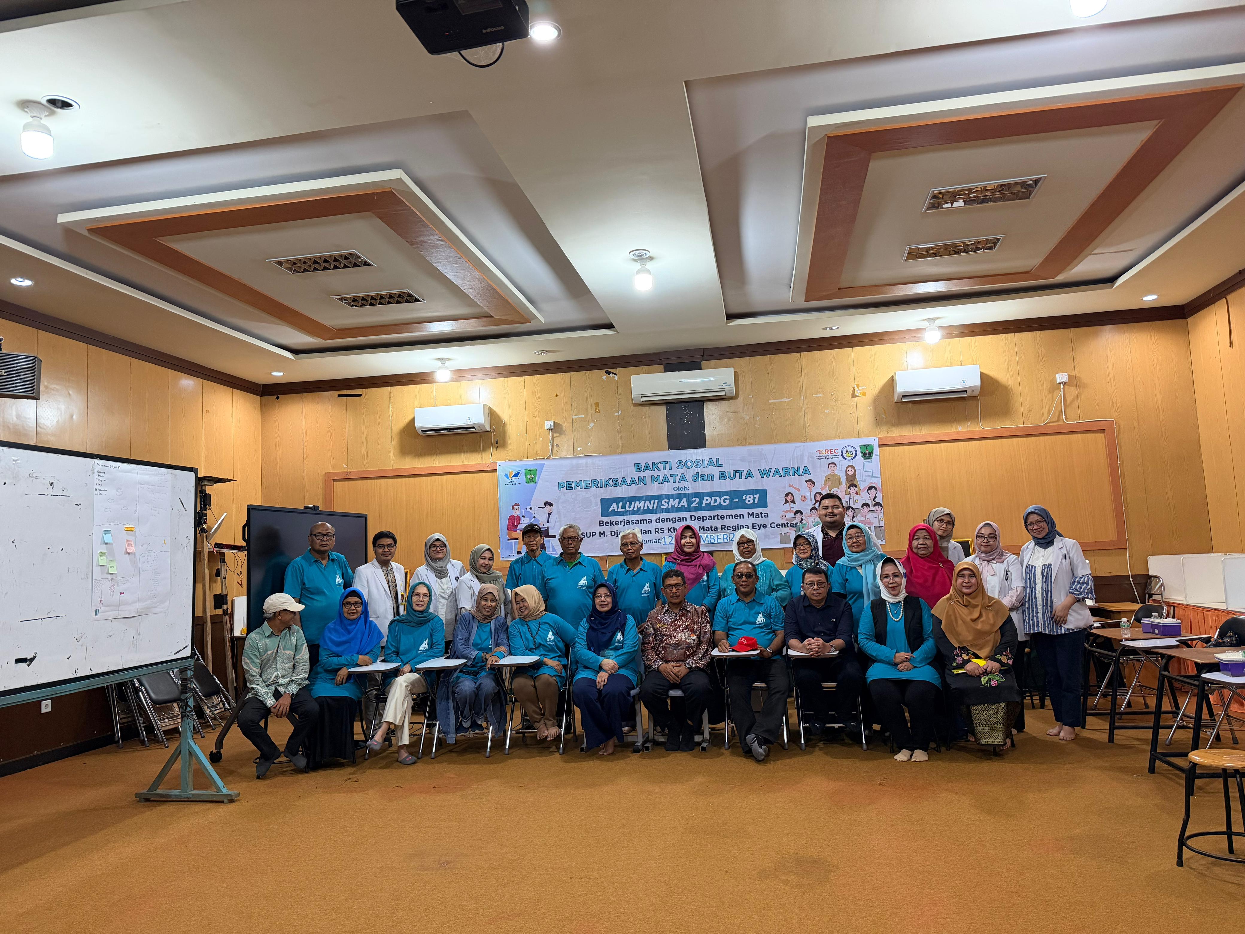 Alumni 81 SMA 2 Padang menggelar pemeriksaan mata dan buta warna bagi 385 siswa kelas XII, didukung RSUP M Djamil dan Regina Eye Center.