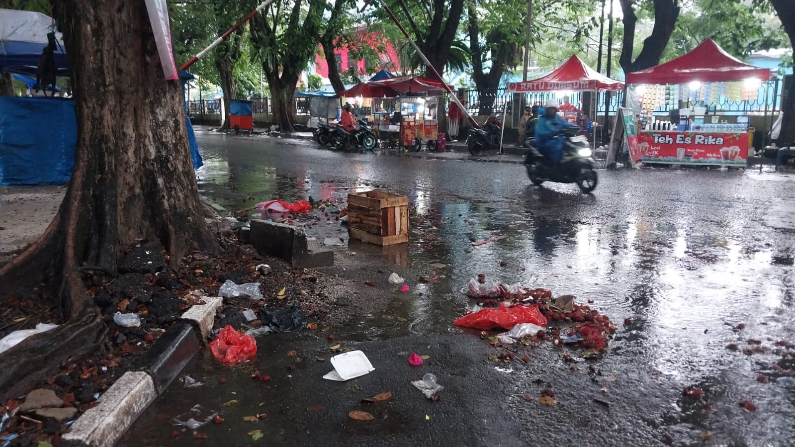 Sampah menumpuk di kawasan GOR Haji Agus Salim Padang seiring ramainya aktivitas akhir pekan. Pedagang dan pengunjung soroti fasilitas kebersihan, Senin (15/12/2025)