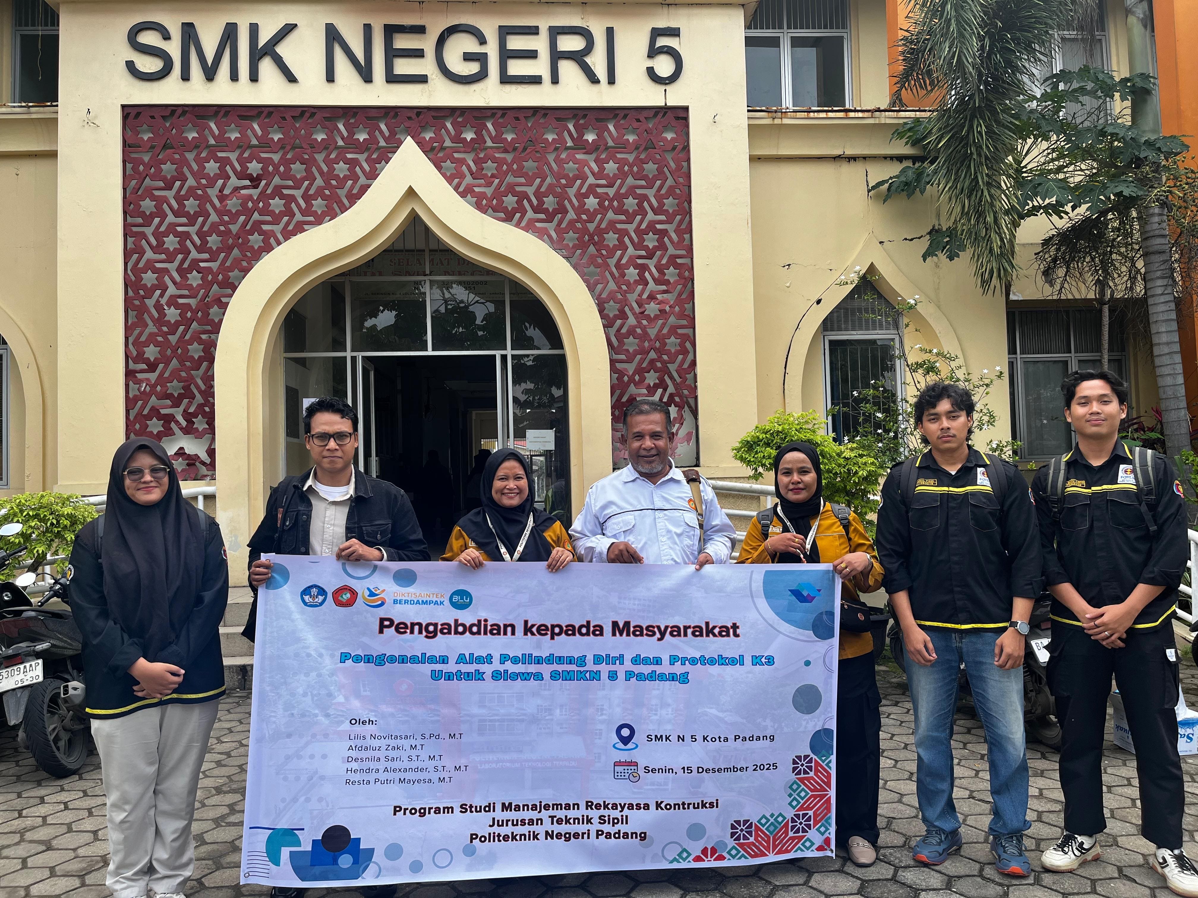 Tim Pengabdian di lokasi kegiatan