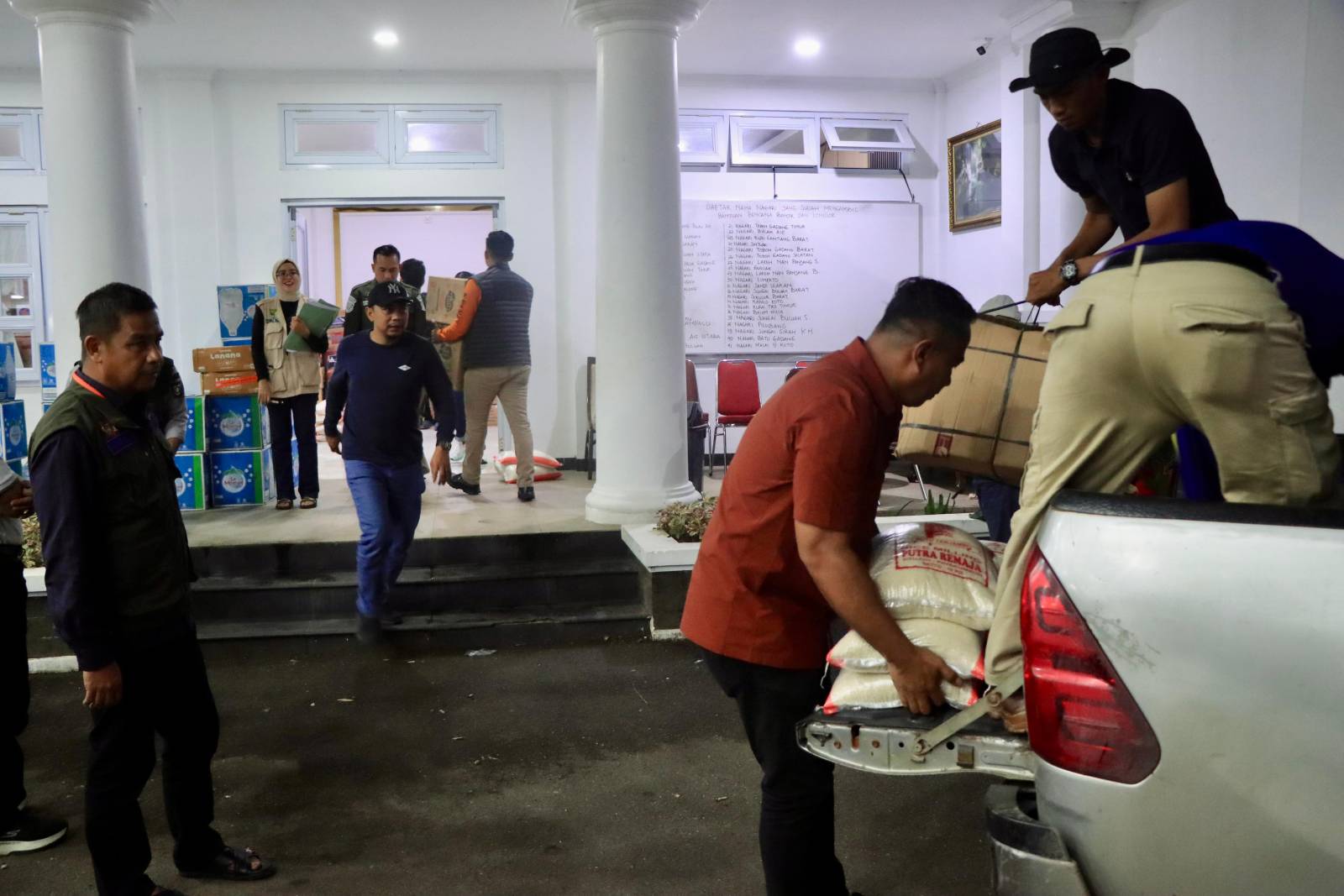 PEDULI: Bantuan logistik dari Kampar saat dimasukkan ke Pos Logistik Bencana Banjir dan Longsor di Rumah Dinas Bupati Padangpariaman, Sabtu malam (13/12).