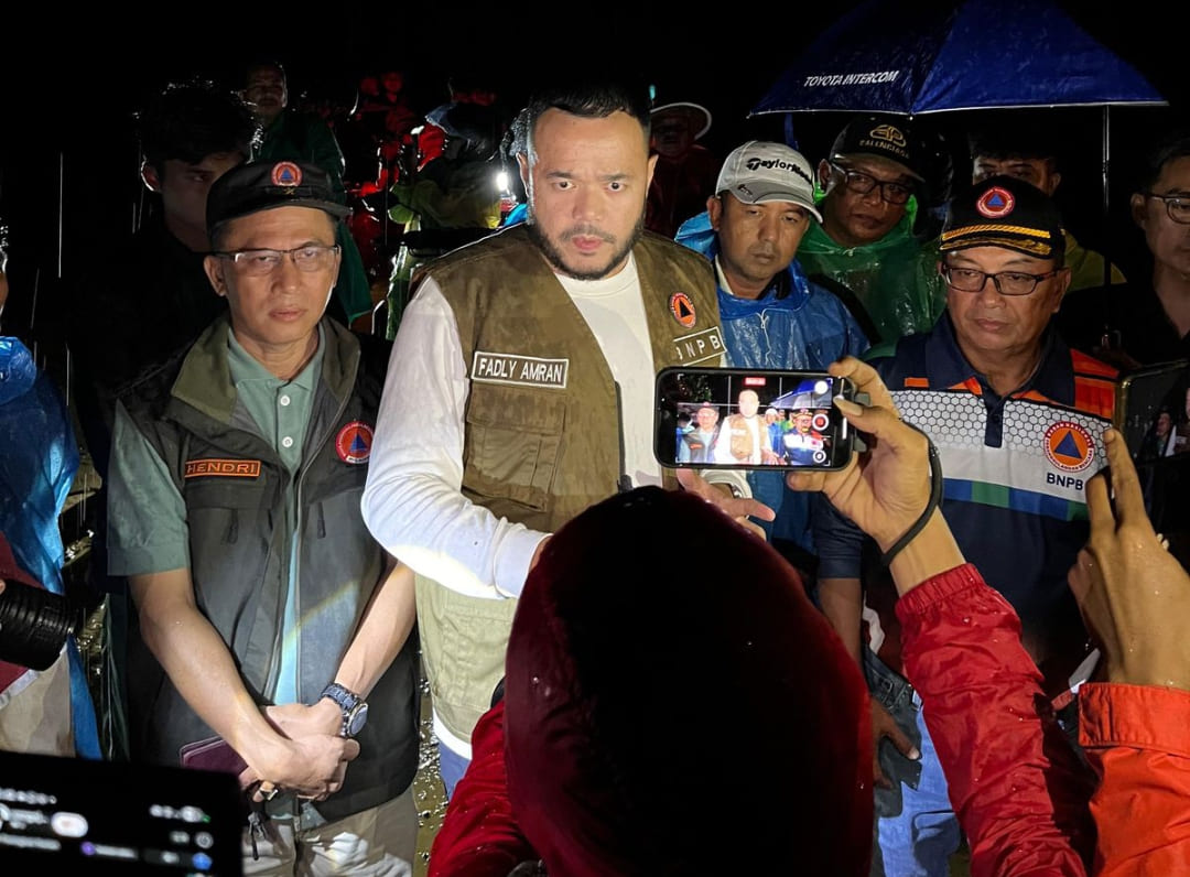 Wali Kota Padang Fadly Amran saat meninjau lokasi evakuasi warga Batu Busuak Pauh saat hujan deras mengguyur Kota Padang, Minggu malam (14/12/25).(Foto: Prokopim)
