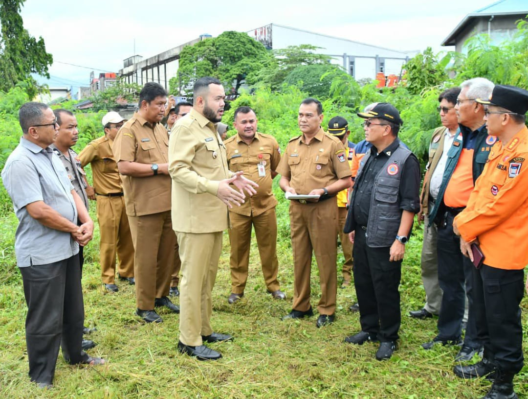 Wali Kota Padang Fadly Amran dan Sestama BNPB Rustian meninjau lahan aset Pemko Padang di kawasan Simpang Haru, Senin (15/12/2025).(Foto: Prokopim)