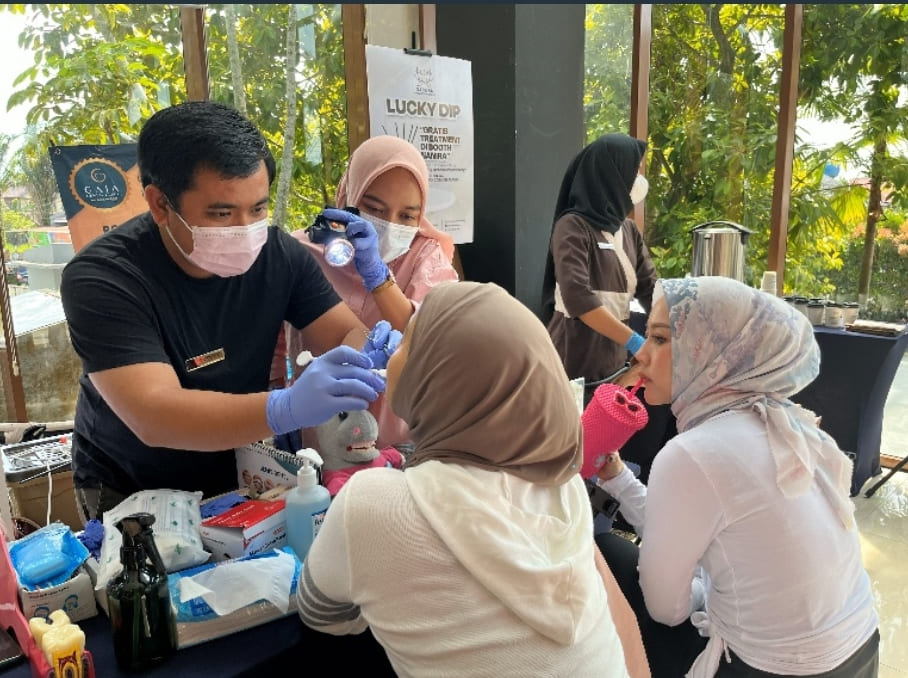 Pemeriksaan gigi gratis menjadi daya tarik Wellness & Smile Day GAIA x Prime Park Hotel Pekanbaru, dengan edukasi kesehatan gigi langsung dari dokter.. (Foto: Humas GAIA)