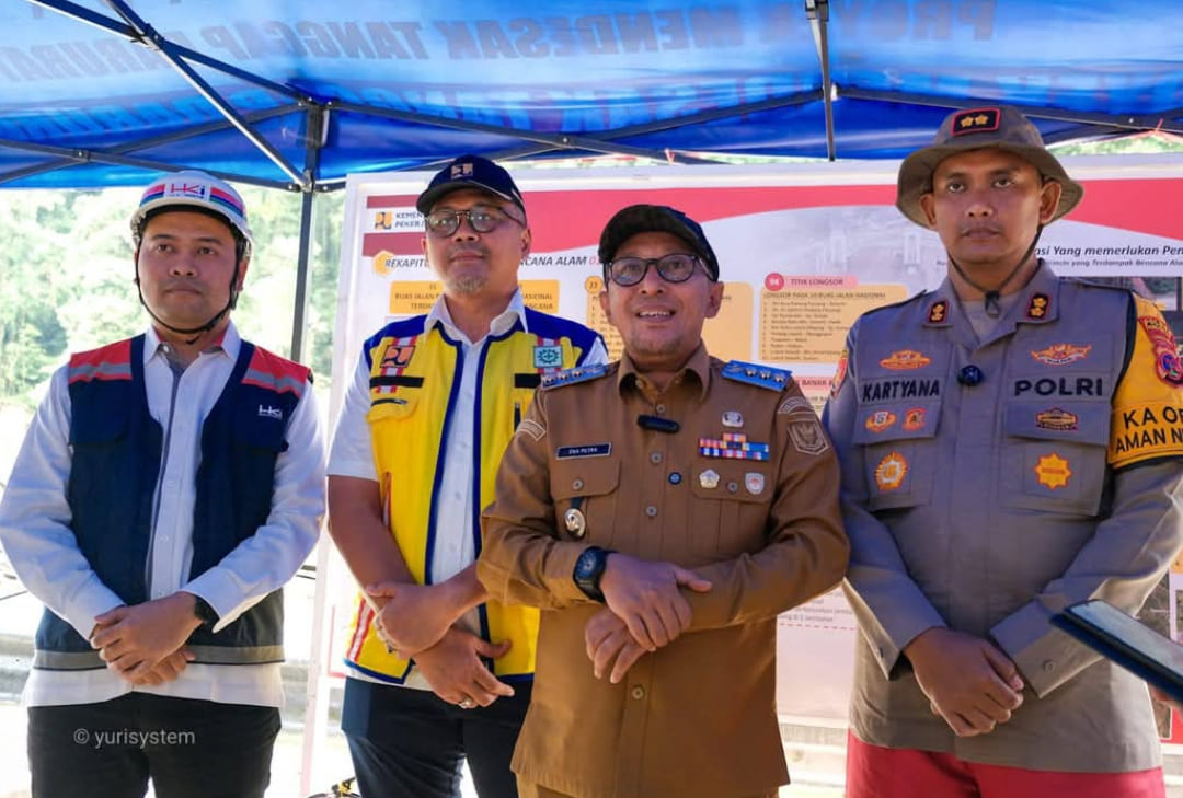 Bupati Tanahdatar Eka Putra meninjau langsung kondisi ruas jalan nasional Padang&ndash;Bukittinggi di kawasan Lembah Anai, Senin (15/12/2025),(Foto: Prokopim)