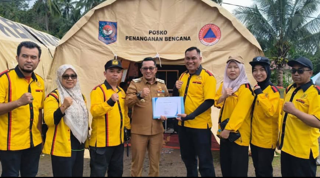 Bupati Tanahdatar Eka Putra menerima bantuan dari perantau IKTD Kota Batam di Posko Utama Nagari Batu Taba, Batipuh Selatan, Senin (15/12/2025).(Foto: Prokopim)