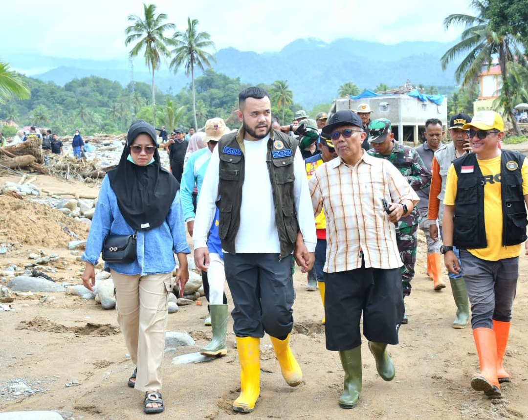 Wali Kota Padang Fadly Amran meninjau warga terdampak banjir bandang di Kota Padang, memastikan penanganan darurat dan layanan dasar berjalan optimal.(Foto: Prokopim)