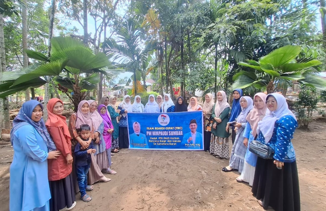 Anggota DPR RI Nevi Zuairina, melalui Tim TRC PW HIMPAUDI Sumatera Barat menyalurkan bantuan kepada guru PAUD terdampak banjir di Desa Sampan, Kecamatan Pariaman Selatan.(Foto: IST)
