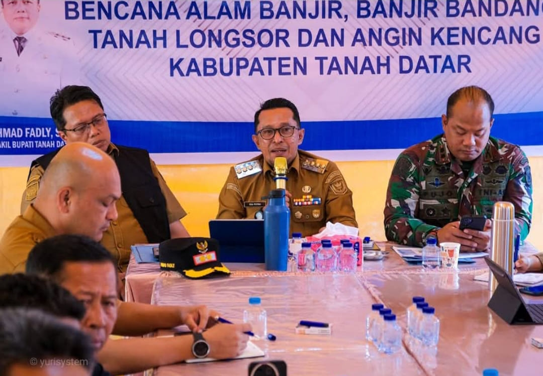 Bupati Tanahdatar Eka Putra Rapat Koordinasi percepatan penanggulangan bencana Sumatera Barat secara daring dari Posko Utama Batu Taba, Batipuh Selatan, Senin (15/12/2025).(Foto: Prokopim)