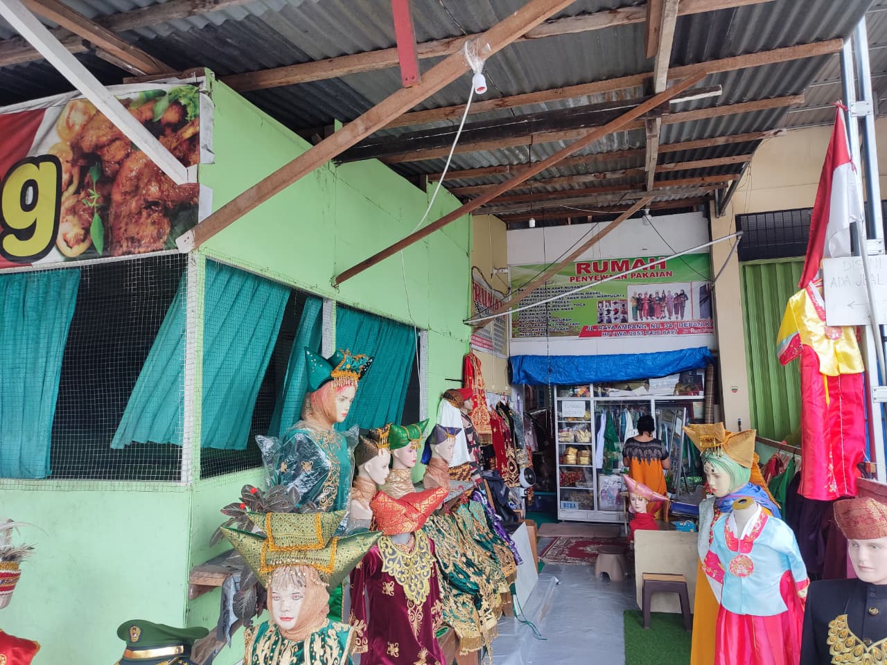 Rumah Penyewaan Pakaian yang berada di Jl. Raya Ampang No.34, Ampang, Kec. Kuranji, Kota Padang yang memamerkan  berbagai pakaian adat Minangkabau.