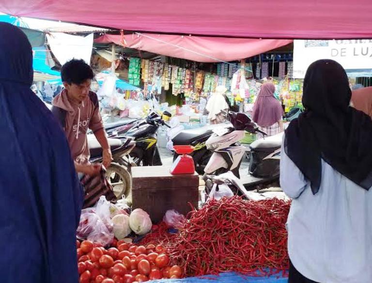 Pedagang cabai di Pasar Baru Pulau Punjung sedang melayani pembeli.