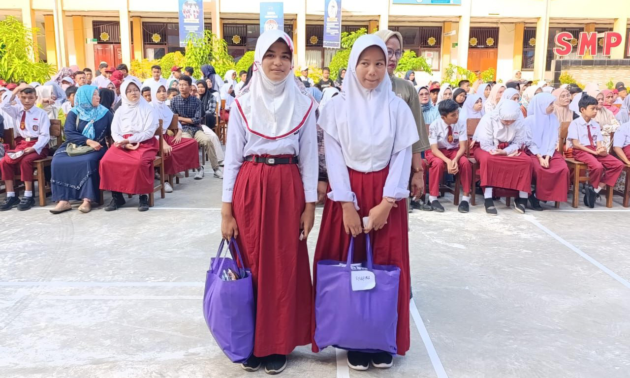 Pemko Padang salurkan bantuan pendidikan untuk 1.229 siswa dan 154 guru terdampak banjir bandang, mencakup seragam, alat tulis, dan uang duka, Senin (15/12/2025).