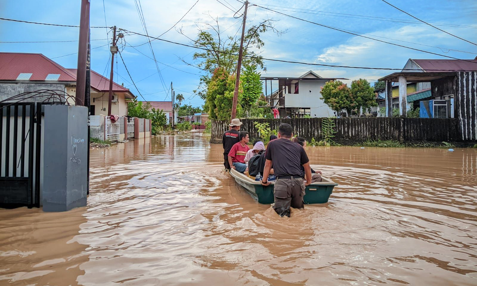 Kota Padang peringkat kedelapan curah hujan tertinggi nasional 2025 versi BPS, BPBD imbau warga waspada banjir dan longsor.
