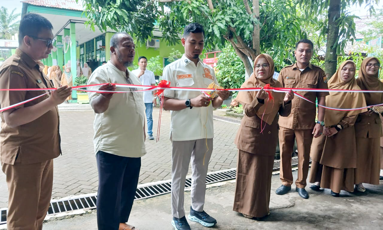 Realisasi Pokir Ketua DPRD Pariaman Muhajir Muslim merehabilitasi dua kelas dan UKS SMPN 6 Pariaman, meningkatkan kenyamanan belajar siswa dan kualitas pembelajaran.