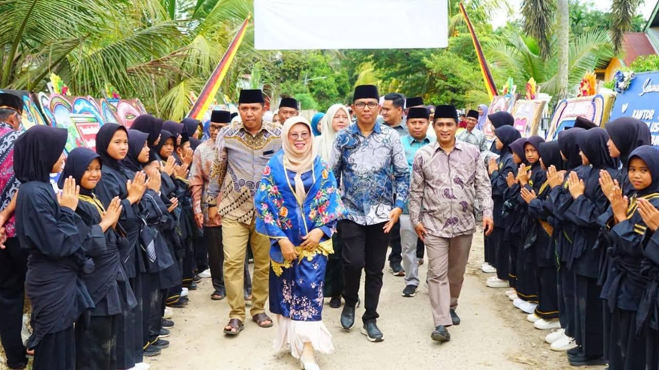 KOMIT: Wakil Bupati Dharmasraya Leli Arni saat peresmikan Kantor Koperasi Produsen Usaho Bundo dan Tempat Pemakaman Umum (TPU) Nagari Tebing Tinggi, Kecamatan Pulaupunjung.