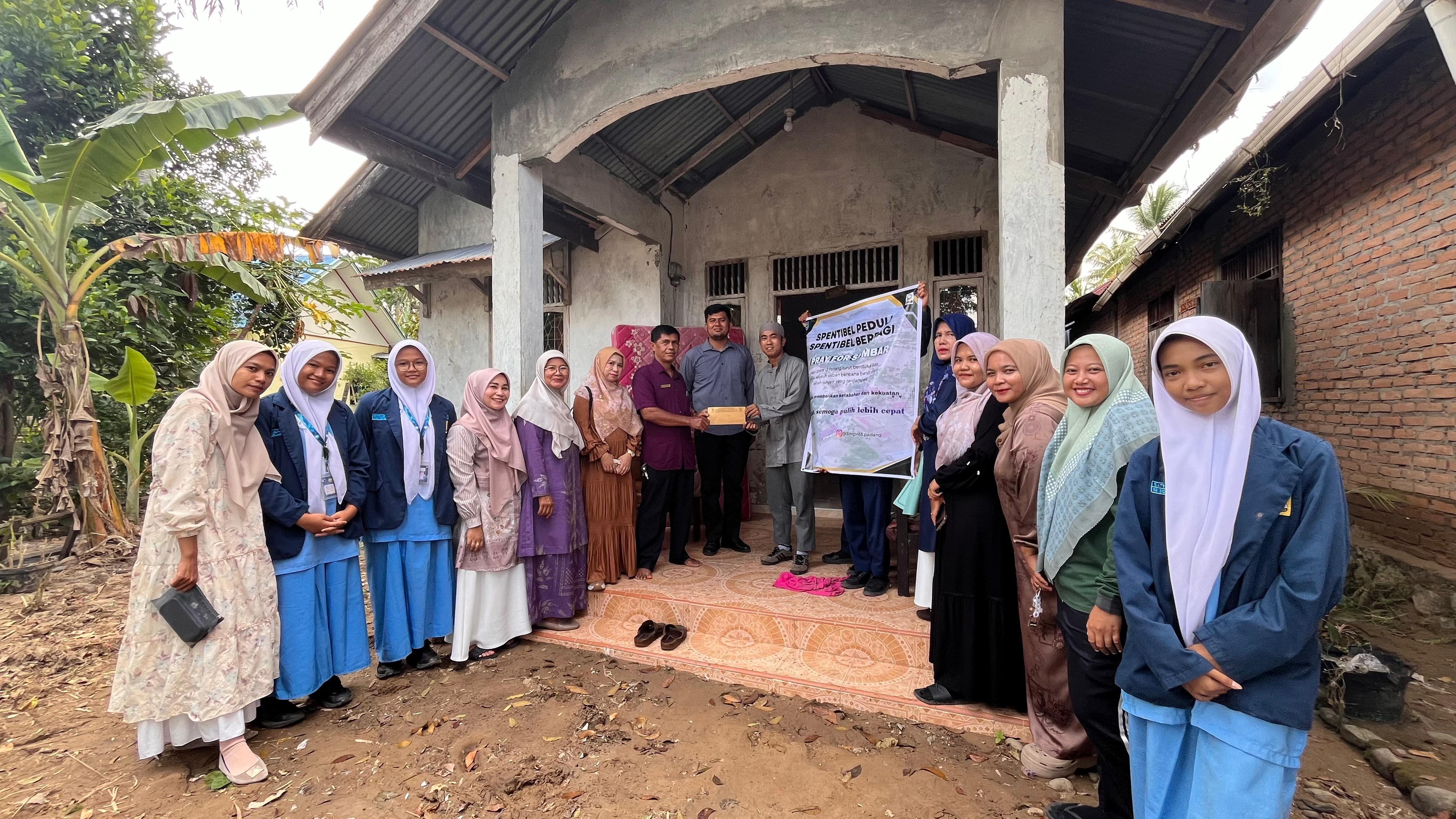 PEDULI: SMPN 13 Padang menunjukkan kepedulian nyata melalui aksi Spentibel Peduli dan Berbagi, sebuah gerakan solidaritas membantu para siswa dan guru yang terdampak langsung musibah banjir bandang.