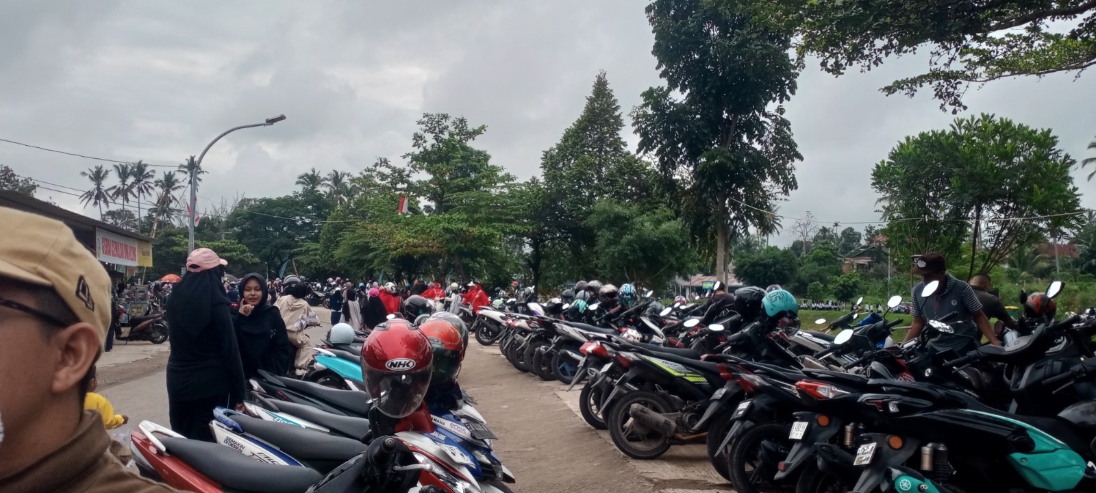 BUTUH PENATAAN: Parkir kendaraan terlihat menumpuk sebelum area masuk Car Free Day (CFD) Batang Agam, Kota Payakumbuh, Minggu (14/12).