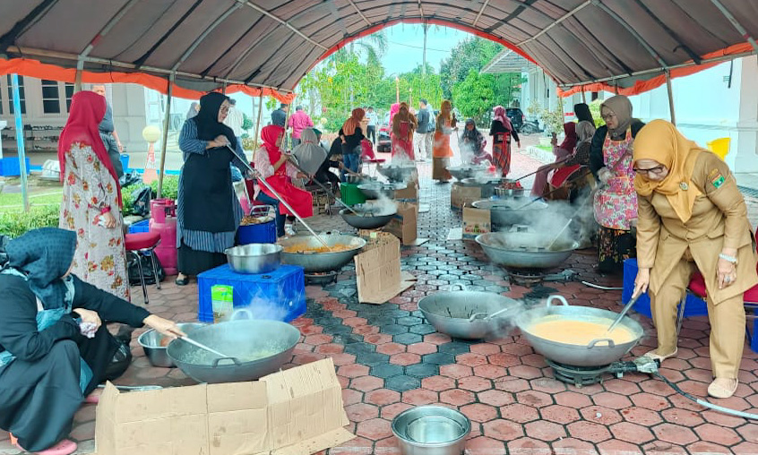 TP PKK Sumbar menginisiasi Marandang untuk Sumatera, produksi rendang satu ton untuk korban bencana hidrometeorologi di Sumbar, Aceh, dan Sumut, Senin (15/12/2025).