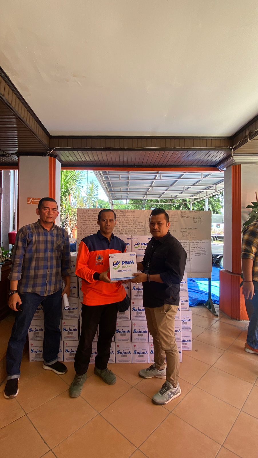 PEDULI: Pemimpin Cabang PNM Padang Muhammad Wazir (kanan) menyerahkan bantuan secara simbolis.