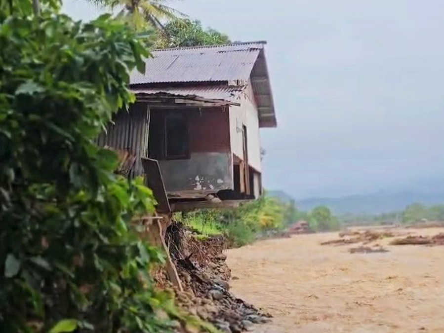 Rumah warga di bantaran Sungai Lubuk Minturun Padang terancam ambruk usai banjir bandang, Camat Koto Tangah evakuasi penghuni, Senin (15/12/2025).