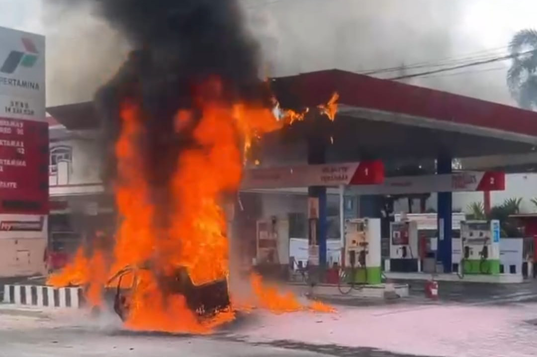 Mobil Avanza diduga melangsir BBM terbakar di SPBU Garegeh Bukittinggi, dua pompa bensin rusak, Senin (15/12/2025).