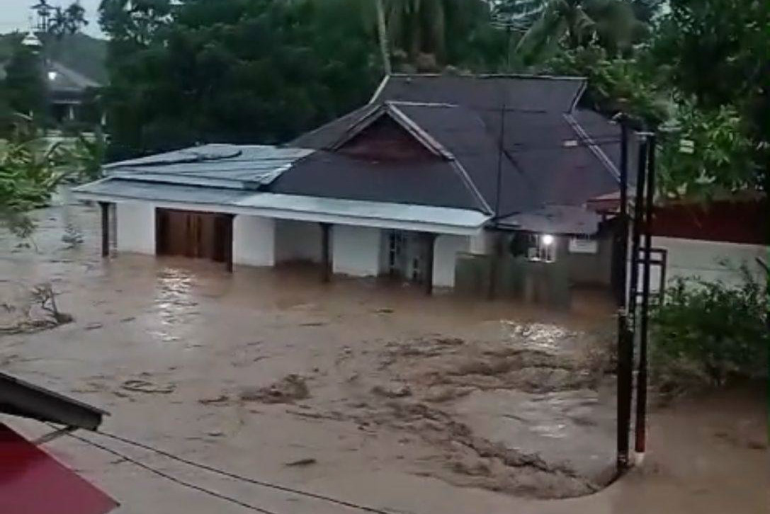 Mensesneg Prasetyo Hadi instruksikan Sumbar manfaatkan lahan negara dan BUMN untuk relokasi warga terdampak bencana agar pembangunan hunian tetap, dipercepat, Senin (15/12/2025).
