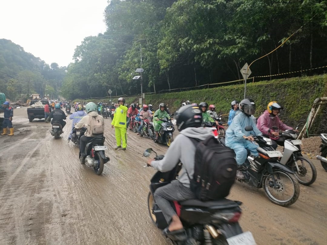 MASIH PERBAIKAN: Jalan nasional Padang-Bukittinggi di kawasan Lembahanai, Kabupaten Tanahdatar, baru bisa dilewati kendaraan roda dua kemarin. Hari ini akan diuji coba untuk roda empat.