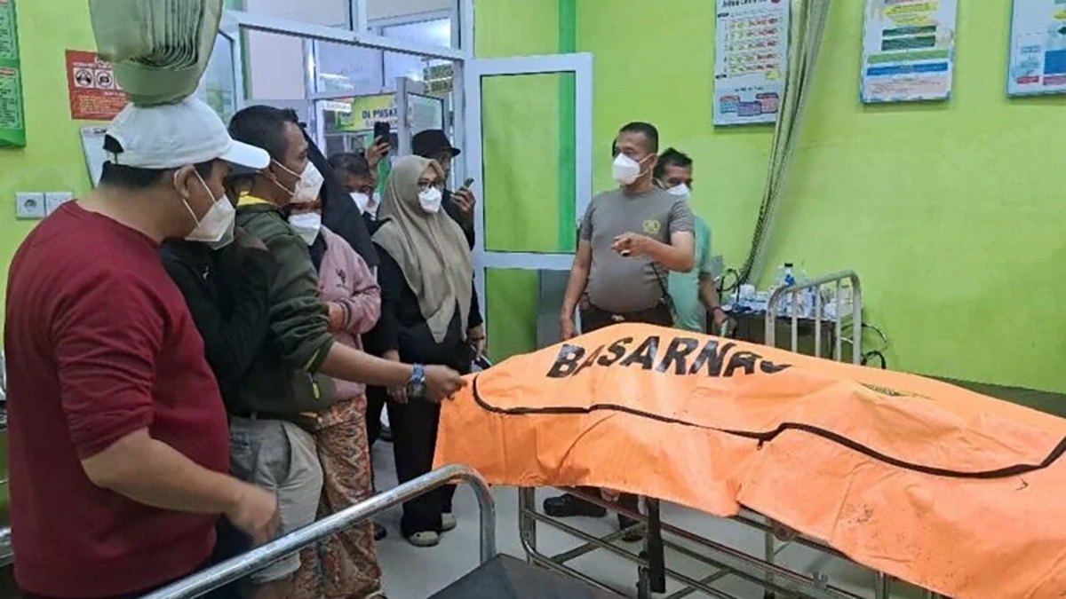 DIEVAKUASI: Jenazah Ikhsan Nur Fikri saat berada di Puskesmas Pasar Usang jelang dirujuk untuk divisum di RS Bhayangkara Padang.