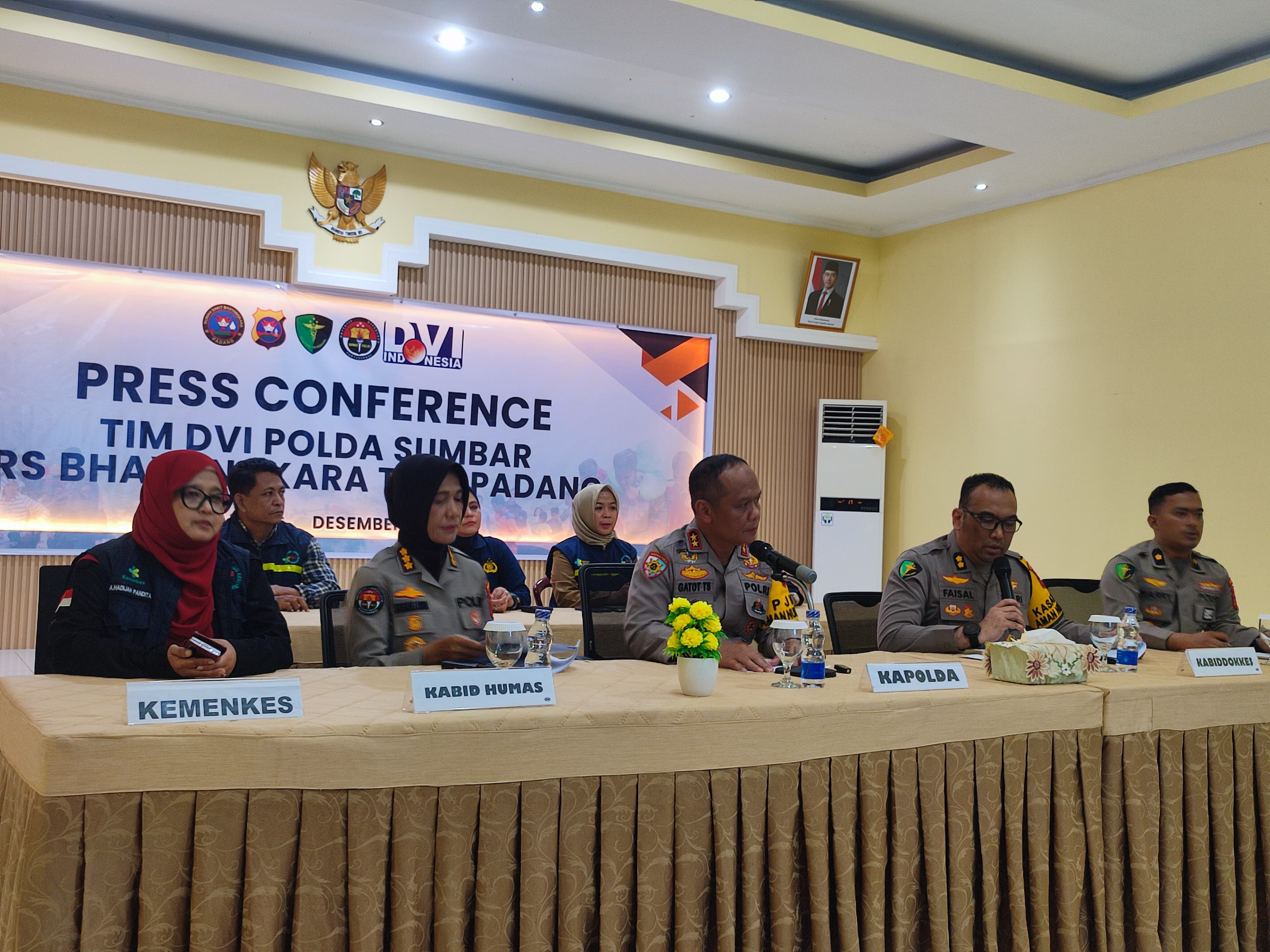 Konferensi pers Tim DVI Polda Sumbar dipimpin Kapolda Sumbar Irjen Pol Gatot Tri Suryanta, didampingi Kabid Humas, Kabid Dokkes, Karumkit Bhayangkara TK III, serta Kemenkes.