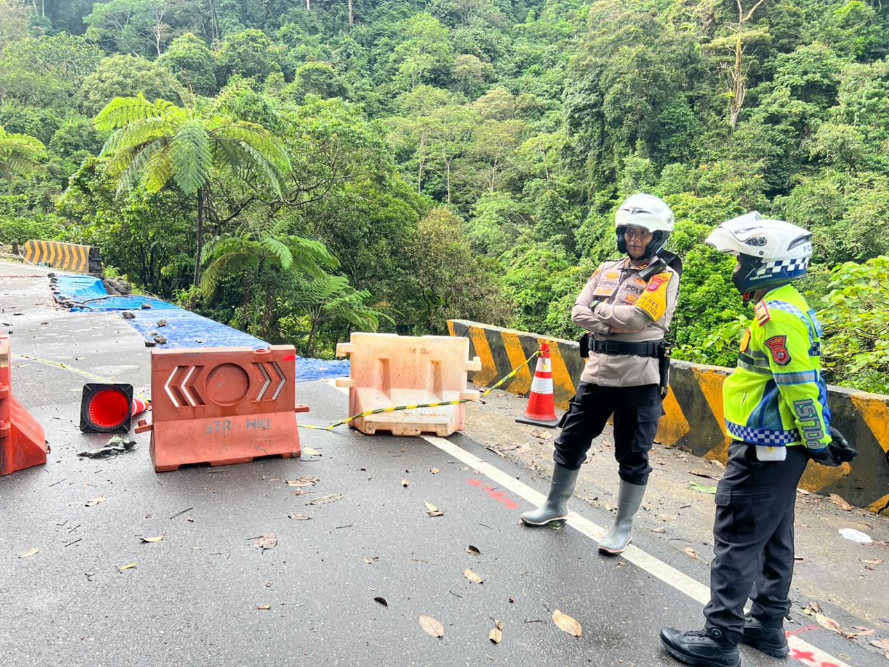 Jalur Padang&ndash;Bukittinggi via Lembah Anai dibuka terbatas untuk mobil mulai 16 Desember 2025 dengan sistem buka tutup di KM 66.700.