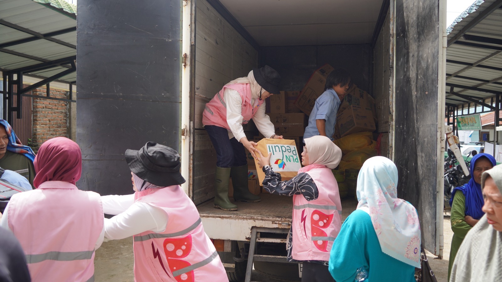 Srikandi dan PIKK PLN UID Sumbar menyalurkan bantuan logistik dan dukungan psikososial bagi pengungsi korban banjir di Nanggalo dan Pauh.