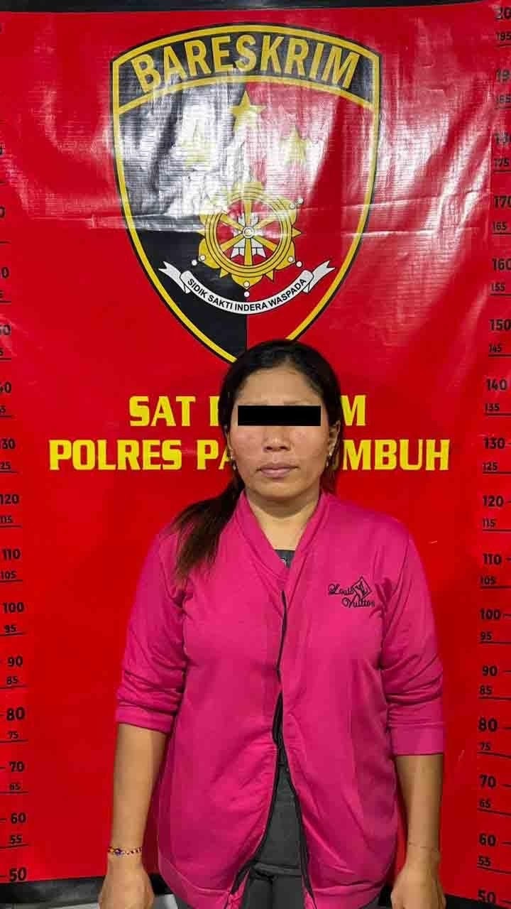 TEGA: Pelaku Y, 42, saat diamankan oleh petugas. Ia diduga menjual anak kandungnya sendiri melalui sebuah aplikasi media sosial yang dikenal sebagai &ldquo;aplikasi hijau&rdquo;.
