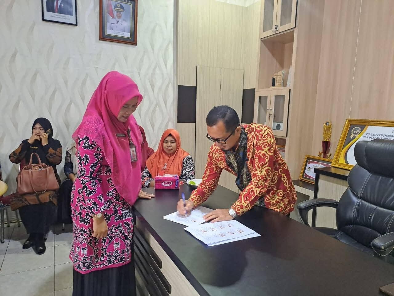 INOVASI: Kadis Dukcapil Dharmasraya, Ramilus, menandatangani Kesepakatan Kerja Sama Inovasi Pencatatan Golongan Darah dalam Dokumen Kependudukan (I-Niagara).