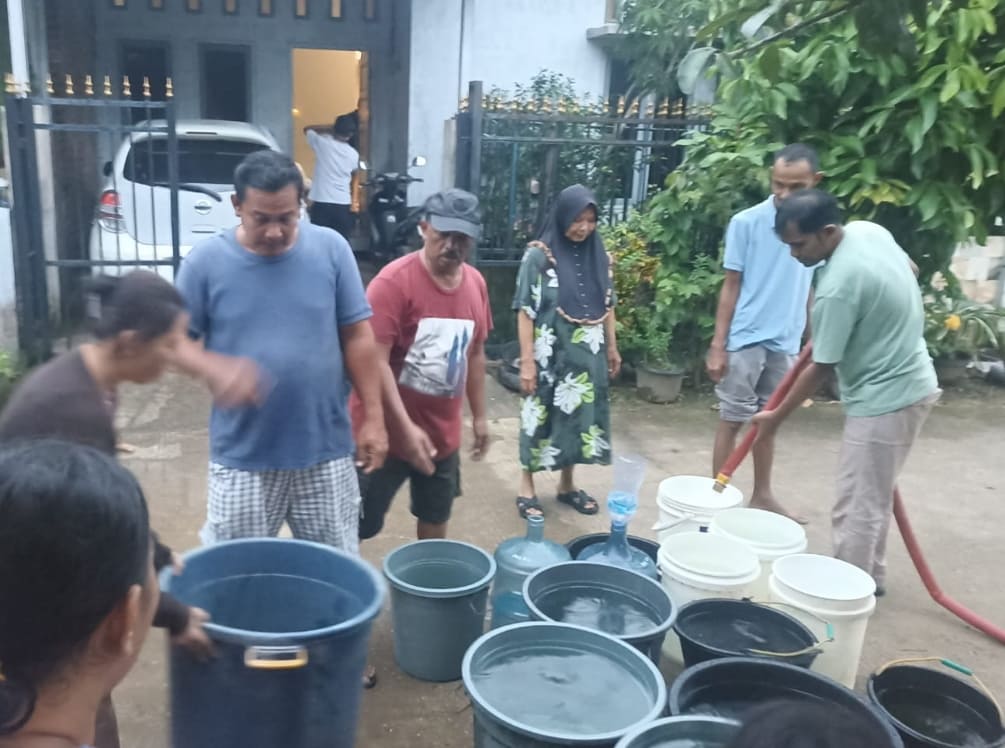 Distribusi air bersih ke warga Kompleks Perumahan Permata Surau Gadang Nanggalo Padang yang sejak bencana hingga saat ini masih belum teraliri air PDAM.(Foto: Heri Sugiarto)