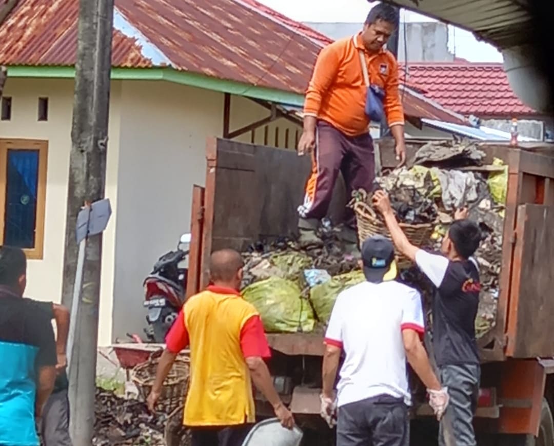 Petugas DLH mengambil sampah di salah satu kompleks perumahan di Padang.(Foto: Hendra Edison/Padek)