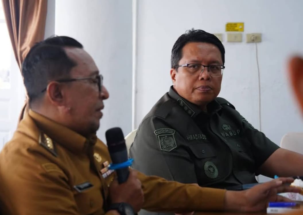Bupati Tanahdatar Eka Putra pimpin rapat koordinasi percepatan penanganan bencana bersama Wabup Ahmad Fadly dan kepala OPD di Batusangkar, Selasa (16/12/2025).(Foto: Prokopim)