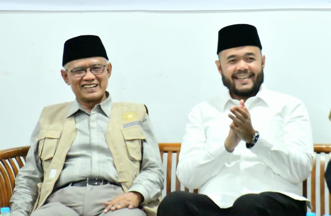 Wali Kota Padang Fadly Amran (kanan) bersama Ketua Umum PP Muhammadiyah Haedar Nashir saat silaturahmi PW Muhammadiyah Sumbar, Senin (15/12/2025).(Foto: Prokopim)