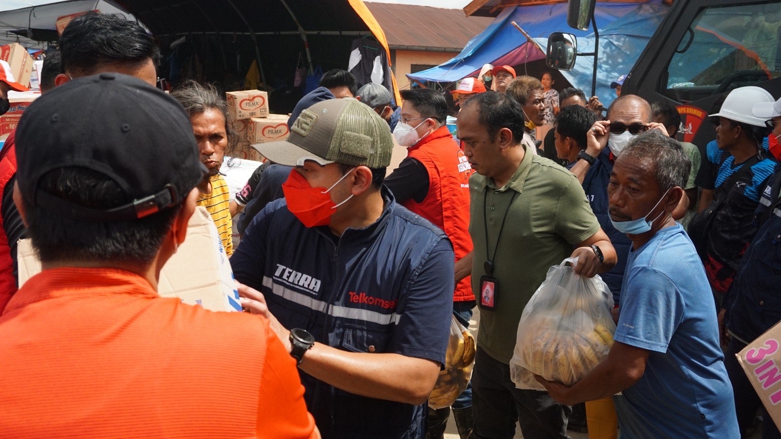Telkomsel turut menyalurkan bantuan sosial di berbagai posko bencana yang ada di wilayah Aceh Tamiang.